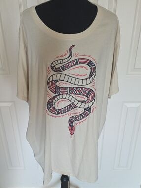 Beige Snake Graphic Tee with Red & Black Accents - Pets Reptile